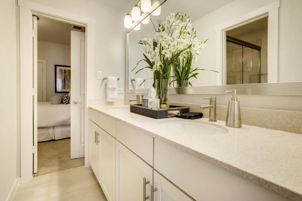 Gorgeous 4 Bed On St Mary's - Minutes To Riverwalk/pearl Holiday home San Antonio
